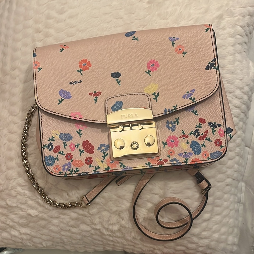 ✨🩷 FURLA Metropolis Floral Print Genuine Leather Crossbody Bag Purse 🩷✨